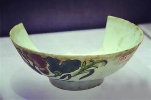 洪振海在郝貞家中吃飯用過的碗.jpg