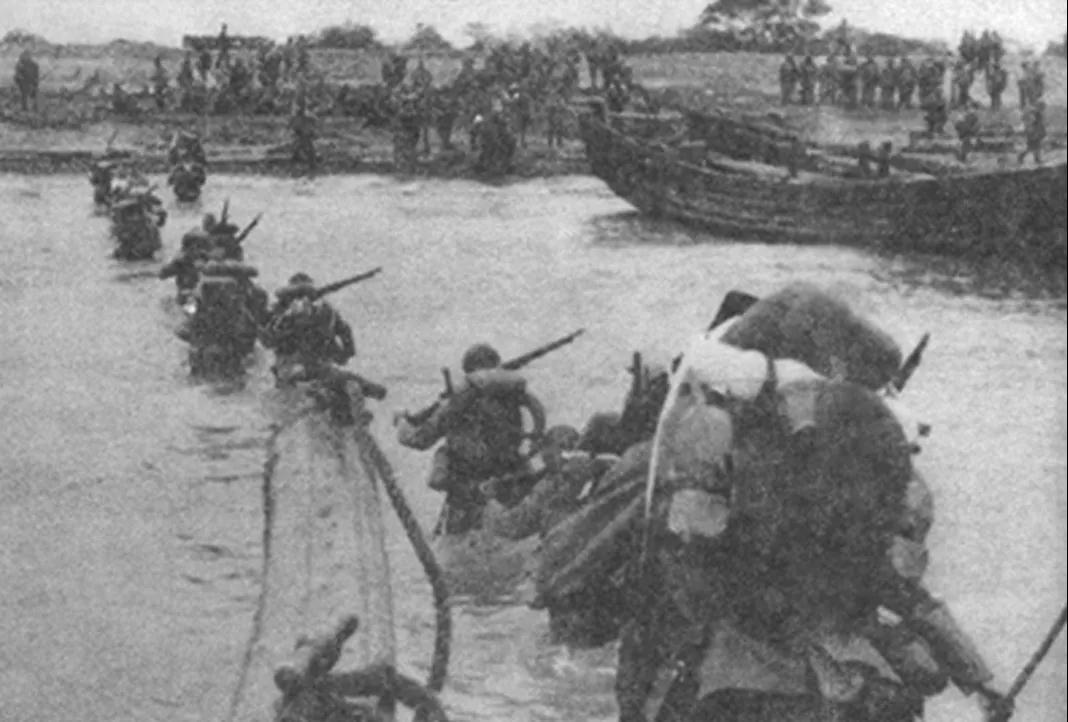 行進(jìn)中的日軍.jpg