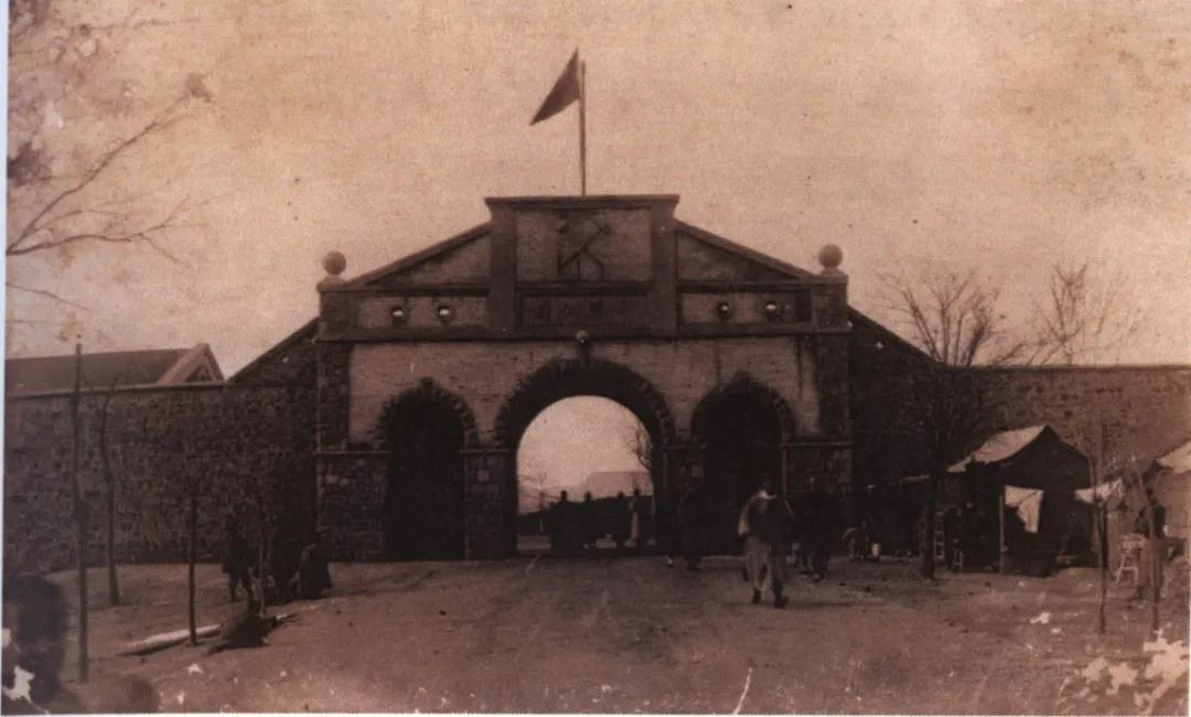 中興煤礦公司大門.jpg