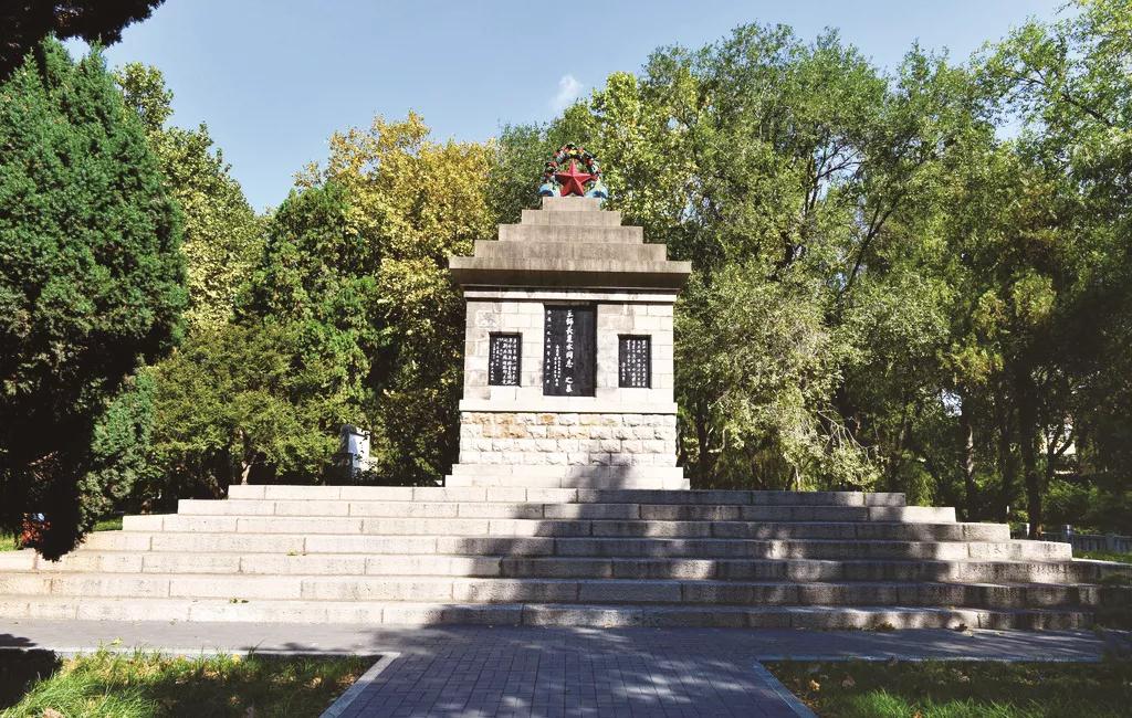 華東革命烈士陵園內的王麓水墓.jpg