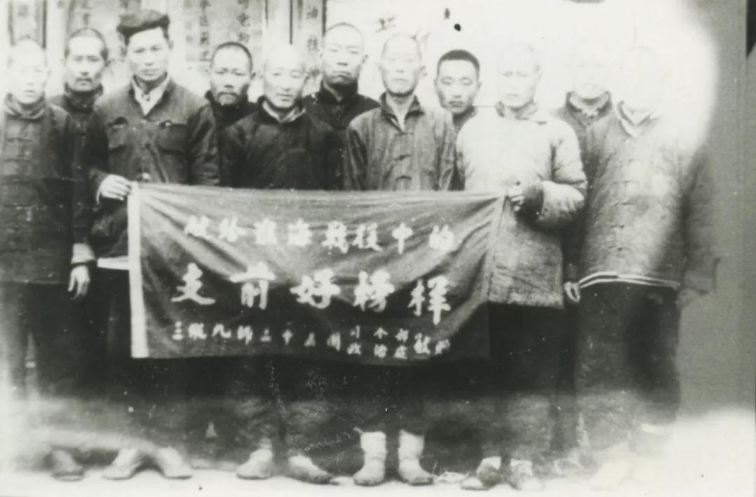 淮海戰(zhàn)役中榮獲“支前好榜樣”的嶧縣支前民工.jpg