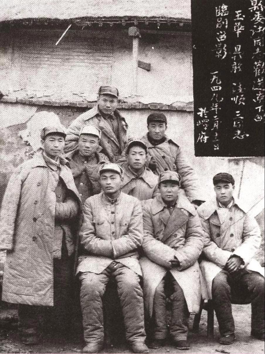 嶧縣縣委歡送南下干部時留影.jpg