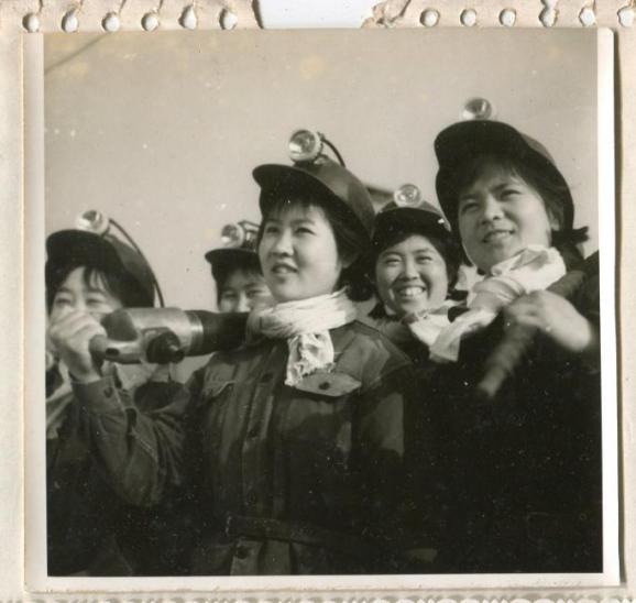 1977年,楊玉華(右一)、徐培霞(右二)、劉玉琴(右三)合影.jpg