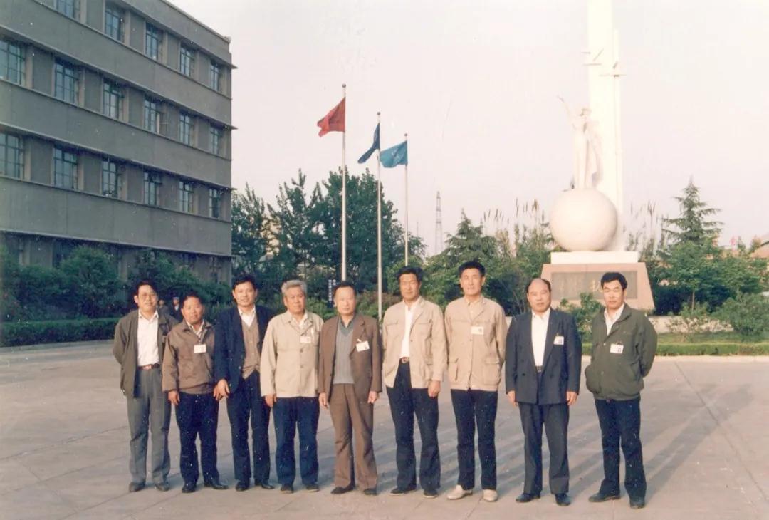 棗莊橡膠廠老領(lǐng)導(dǎo),右二為王瑞.jpg