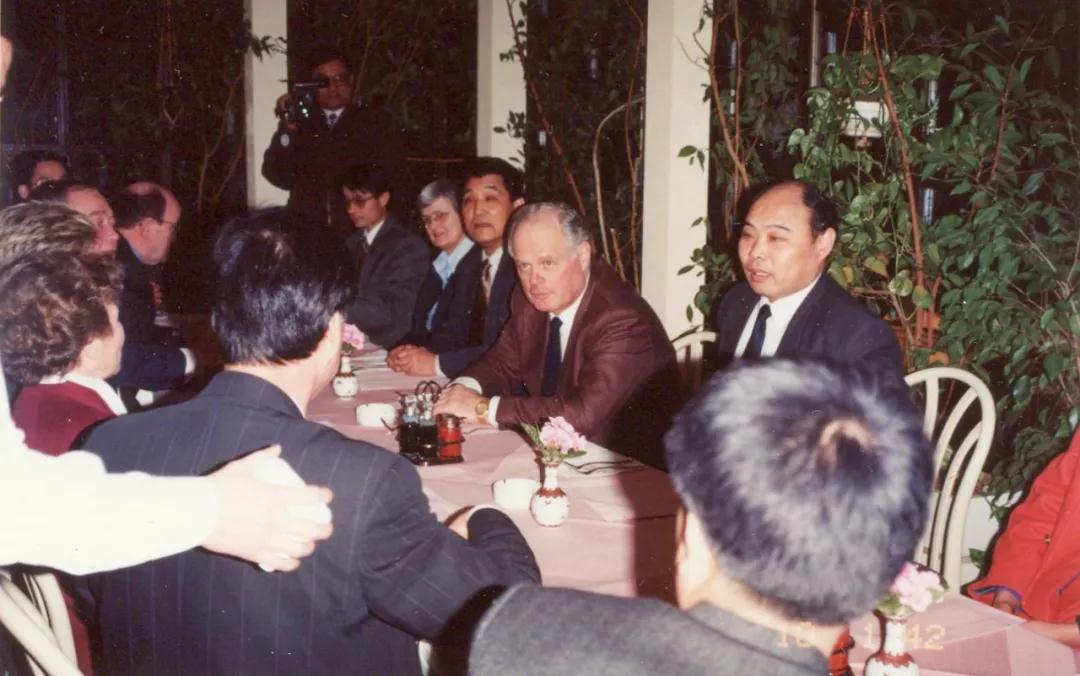王瑞(右一)在與國(guó)內(nèi)外技術(shù)專家座談.jpg