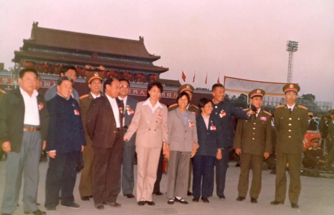 1989年王瑞(前排左三)參加國(guó)慶四十周年慶祝活動(dòng)后在天安門留影.jpg