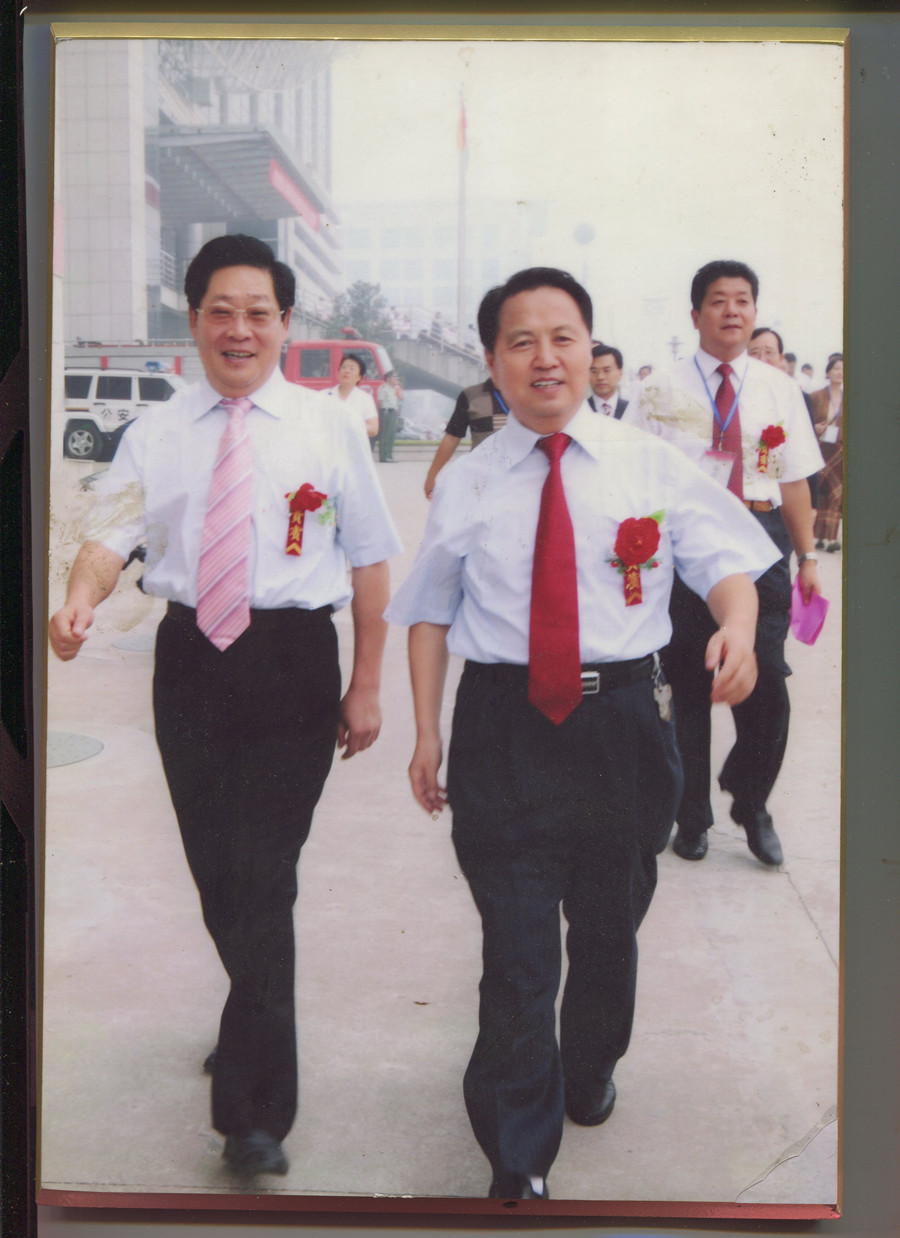 2006年,棗莊市委市政府在新城會展中心召開國際招商洽談會。時任棗莊市委書記劉玉祥同志(中)參會,左為棗莊市原副市長李守義.jpg