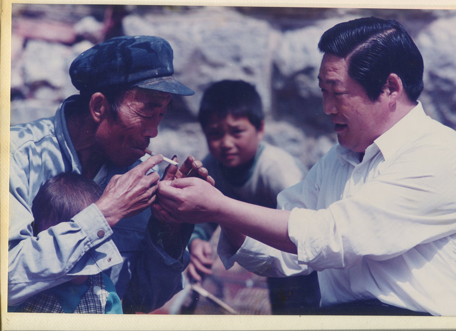 在擔任臺兒莊區委書記時,李守義還經常到農村走訪。此為李守義在當年定點幫扶的張山子鎮張莊村與貧困戶交談 (1).jpg