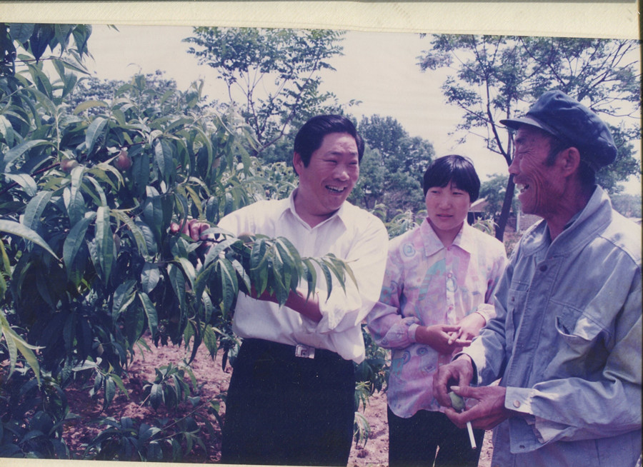 在擔任臺兒莊區委書記時,李守義還經常到農村走訪。此為李守義在當年定點幫扶的張山子鎮張莊村與貧困戶交談 (2).jpg