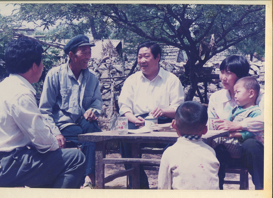 在擔任臺兒莊區委書記時,李守義還經常到農村走訪。此為李守義在當年定點幫扶的張山子鎮張莊村與貧困戶交談 (3).jpg