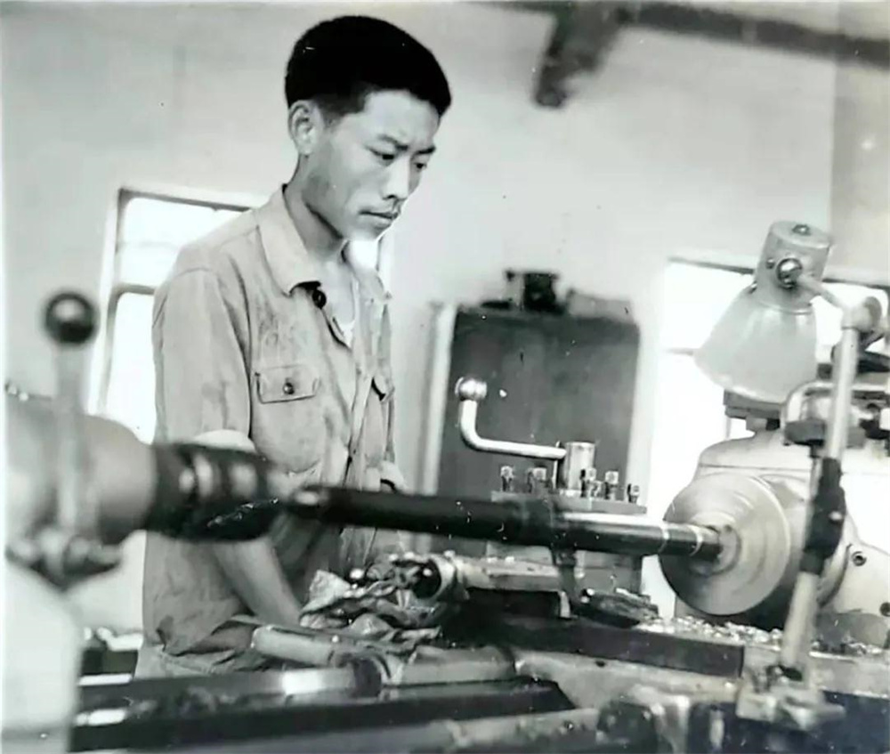 1974年,吳承鑒在車間干車工時的留影.jpg