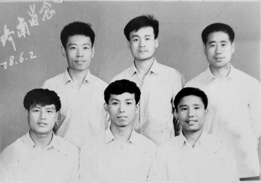 1978年,吳承鑒(后排左一)與來自于臺兒莊區(qū)的大學同學合影.jpg
