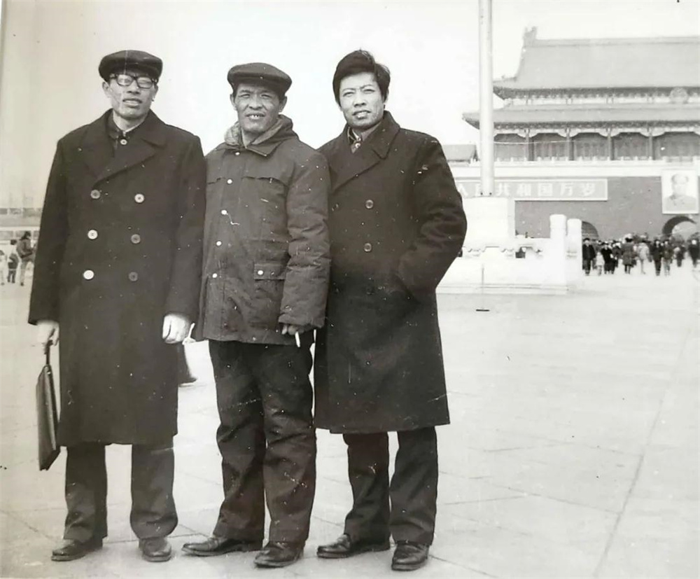 1985年,在北京爭取王晁煤礦立項時,吳承鑒(右一)與棗莊市煤炭局副局長陳琛(右二)、臺兒莊區(qū)煤炭局副局長韓樂邦(右三)同志合影.jpg