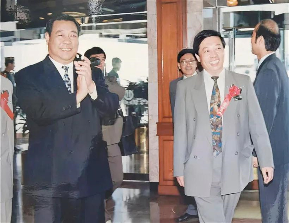 1994年,時任山東省省長李春亭(左一)參加華眾紙業(yè)引進外資簽約儀式,吳承鑒(右一,著淺西服者)陪同.jpg
