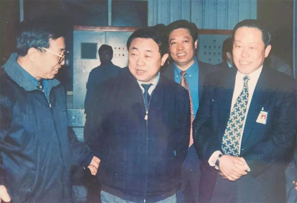 2000年3月,時任山東省常務(wù)副省長韓寓群(中)視察青啤集團薛城公司,青啤集團董事長李桂榮(左一)、薛城公司總經(jīng)理王連法(右一)陪同。右二為吳承鑒.jpg