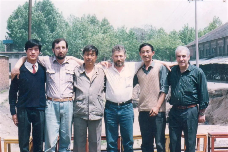 1990年趙峰(左一)和外國友人在廠房.jpg