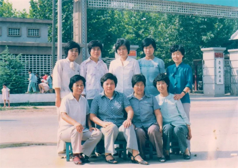 趙峰母親(前排右二).jpg